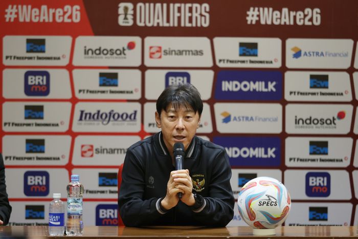 Pelatih timnas Indonesia, Shin Tae-yong, memberikan keterangan saat konferensi pers jelang lawan Brunei Darussalam di Kualifikasi Piala Dunia 2026 Zona Asia.