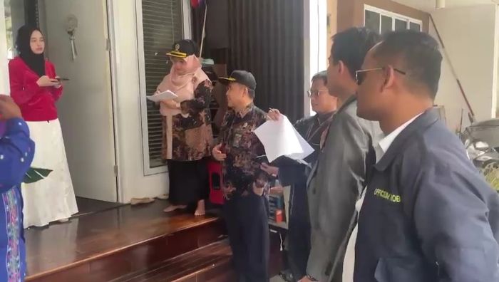 Panitera Pengadilan Agama Jakarta Barat sambangi kediaman Inara Rusli di Green Puri, Cengkareng, Jakarta Barat, pada Jumat (13/10/2023).