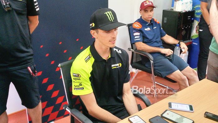 Pembalap Mooney VR46, Luca Marini, berbicara kepada awak media setelah sprint MotoGP Indonesia di Sirkuit Mandalika, Lombok, Nusa Tenggara Barat, 14 Oktober 2023.