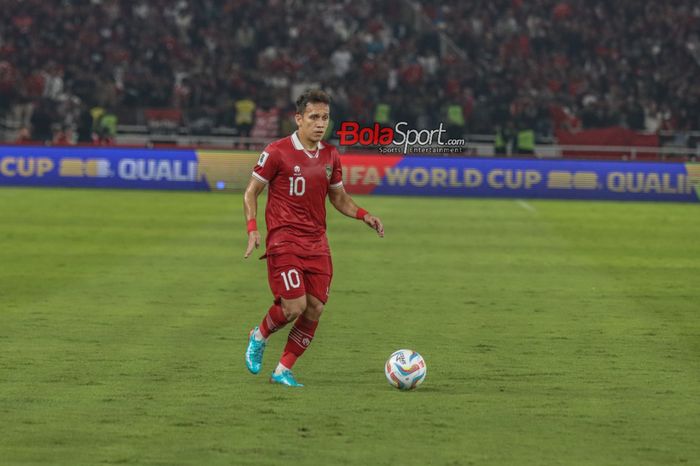 Pemain timnas Indonesia, Egy Maulana Vikri, sedang menguasai bola saat bertanding di Stadion Utama Gelora Bung Karno, Senayan, Jakarta, Kamis (12/10/2023).