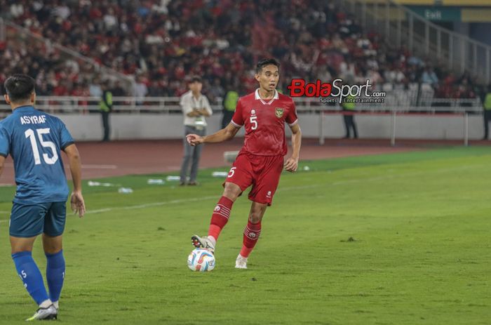 Bek timnas Indonesia, Rizky Ridho, sedang menguasai bola saat bertanding di Stadion Utama Gelora Bung Karno, Senayan, Jakarta, Kamis (12/10/2023).