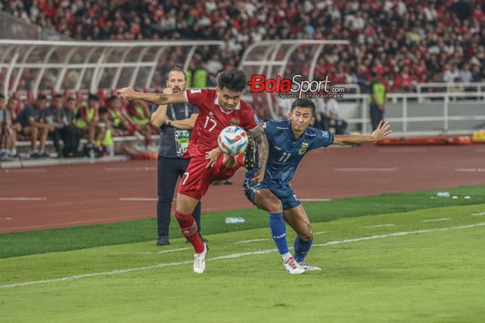 Saddil Ramdani (kiri) sedang berebut bola dengan Hariz Danial (kanan) dalam laga Pra Kualifikasi Piala Dunia 2026 antara timnas Indonesia versus timnas Brunei Darussalam di Stadion Utama Gelora Bung Karno, Senayan, Jakarta, Kamis (12/10/2023).