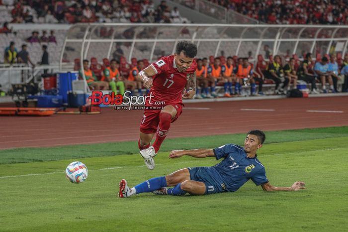 Hariz Danial (kanan) sedang menghalau bola yang dikuasai Saddil Ramdani (kiri) dalam laga Pra Kualifikasi Piala Dunia 2026 antara timnas Indonesia versus timnas Brunei Darussalam di Stadion Utama Gelora Bung Karno, Senayan, Jakarta, Kamis (12/10/2023).