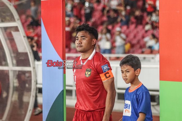 Kapten timnas Indonesia, Asnawi Mangkualam Bahar (kiri), saat hadir bersama player escort di Stadion Utama Gelora Bung Karno, Senayan, Jakarta, Kamis (12/10/2023).