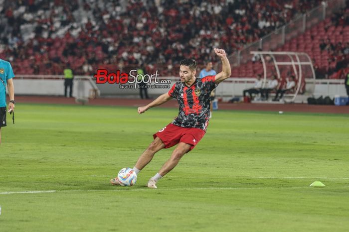 Pemain naturalisasi timnas Indonesia, Sandy Walsh, sedang menendang bola saat berlatih di Stadion Utama Gelora Bung Karno, Senayan, Jakarta, Kamis (12/10/2023).