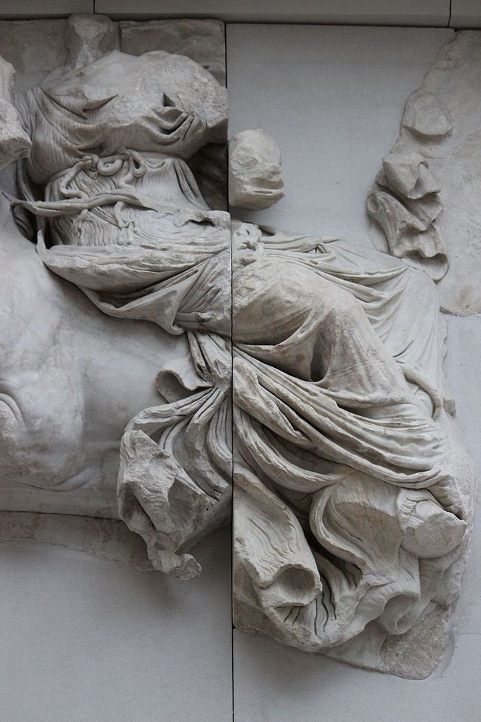 Eos seperti yang digambarkan dalam Gigantomachy Frieze, mengendarai pelana di Altar Pergamon.
