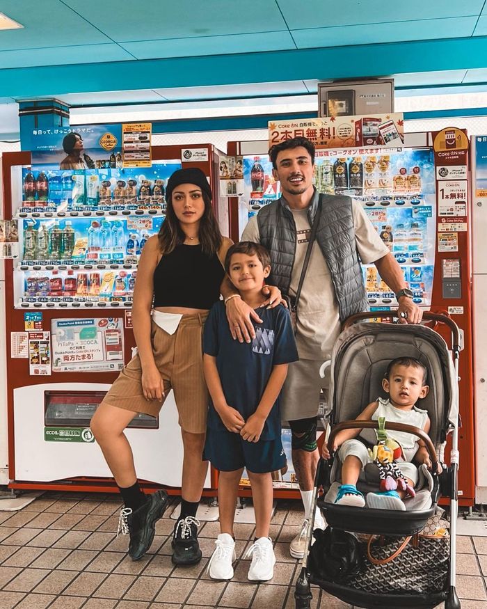 Potret keluarga kecil Jessica Iskandar dan Vincent Verhaag saat liburan ke Jepang.