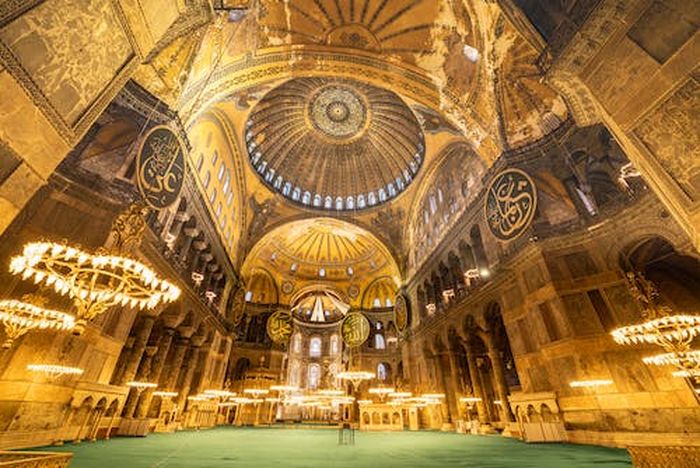 Konstruksi kubah Hagia Sophia menggunakan 4 pedentif di setiap sudutnya.