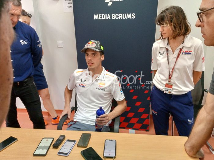 Pembalap Repsol Honda, Joan Mir, saat menjawab pertanyaan di media scrums MotoGP Indonesia 2023