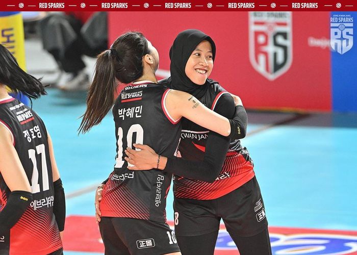 Opposite Daejeon Res Sparks, Megawati Hangestri Pertiwi (kanan) berpelukan dengan hitter Park Hye-min pada laga Liga Voli Korea Selatan, Selasa, 17 Oktober 2023