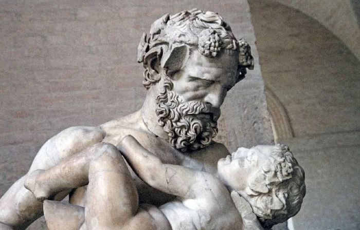 Patung yang menggambarkan Silenus sedang menggendong Dionysius kecil.
