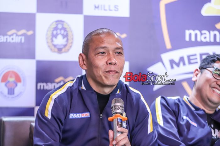 Asisten pelatih timnas Indonesia, Nova Arianto, sedang memberikan keterangan kepada awak media di kawasan Tebet, Jakarta Selatan, Kamis (19/10/2023).