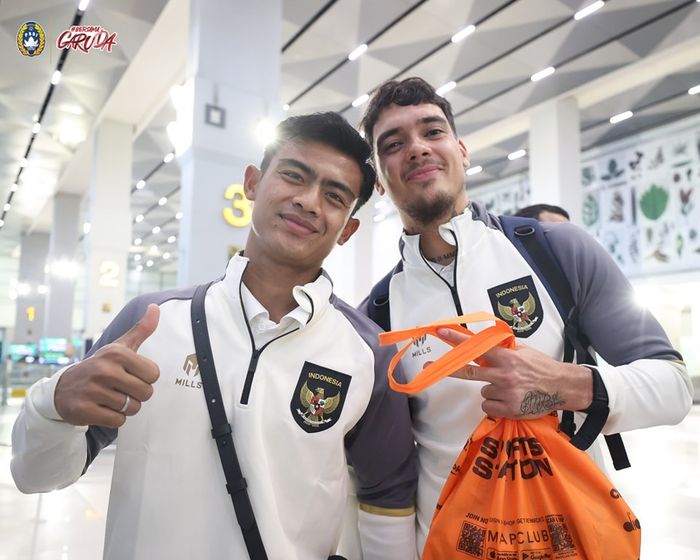 Pratama Arhan dan Shayne Pattynama saat kepulangan timnas Indonesia dari Brunei (18/10/2023). 