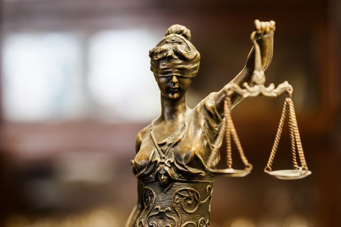 Themis juga sering digambarkan dengan mata tertutup.