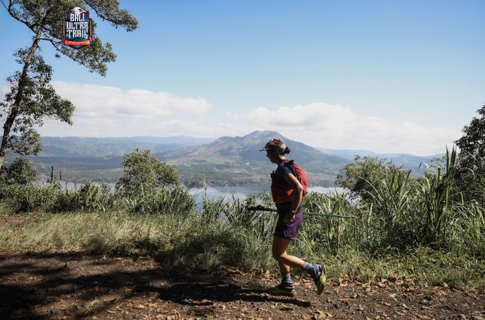 Pelari Bali Ultra Trail 2023 dapat menikmati keindahan Gunung Abang.