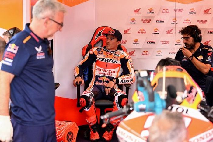 Pembalap Repsol Honda, Marc Marquez, bersama kru pada sesi Practice MotoGP Australia 2023 di Sirkuit Phillip Island, Jumat (20/10/2023).