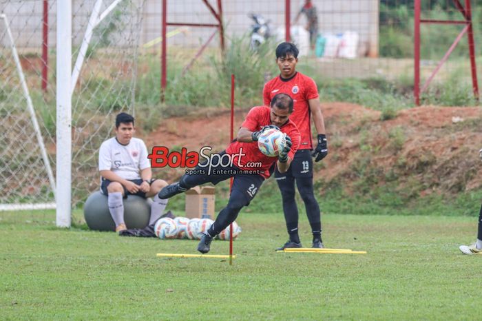 Kiper Persija Jakarta, Andritany Ardhiyasa (depan), sedang menangkap bola dalam sesi latihan di Lapangan Nirwana Park, Sawangan, Jawa Barat, Sabtu (21/10/2023).