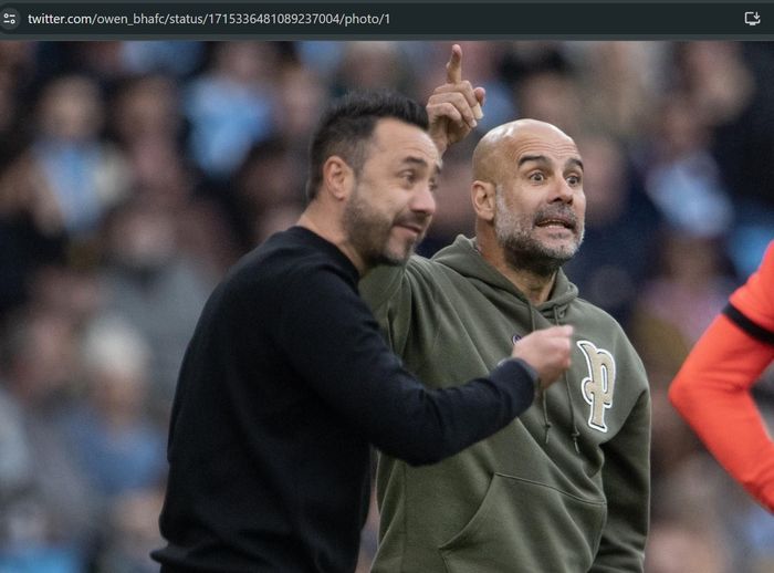 Pep Guardiola (kanan) dan Roberto De Zerbi (kiri) dalam sebuah pertandingan antara Manchester City dan Brighton and Hove Albion.