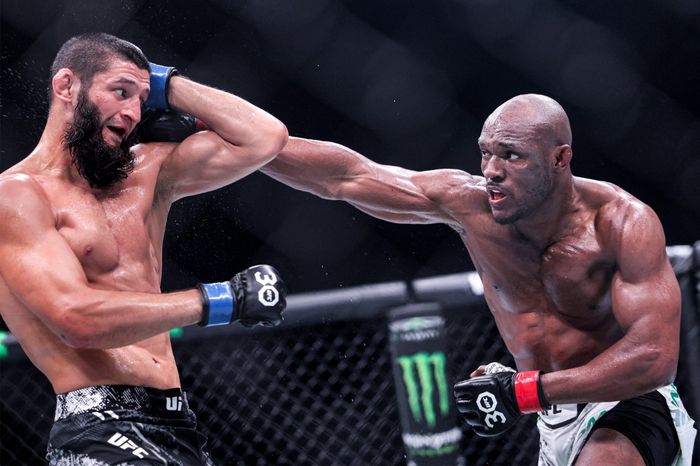 Khamzat Chimaev (kiri) menahan pukulan Kamaru Usman (kanan) dalam pertarungan kelas menengah pada UFC 294 di Etihad Arena, Abu Dhabi, Uni Emirat Arab, 21 Oktober 2023.