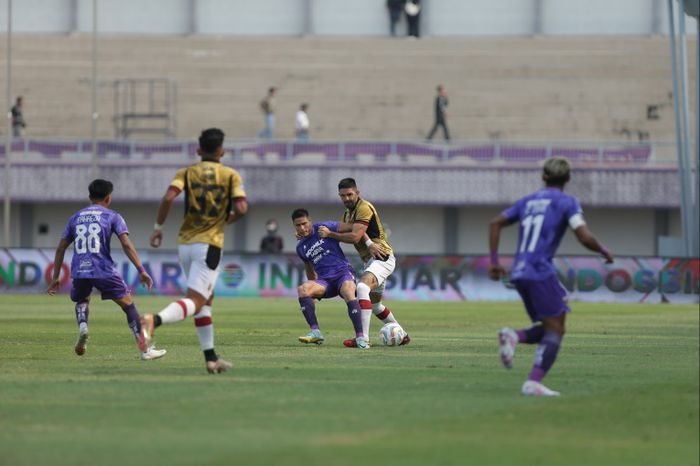 Suasana laga pekan ke-16 Liga 1 2023/2024 antara Persita Tangerang melawan Persis Solo, di Stadion Indomilk Arena, Minggu (22/10/2023).