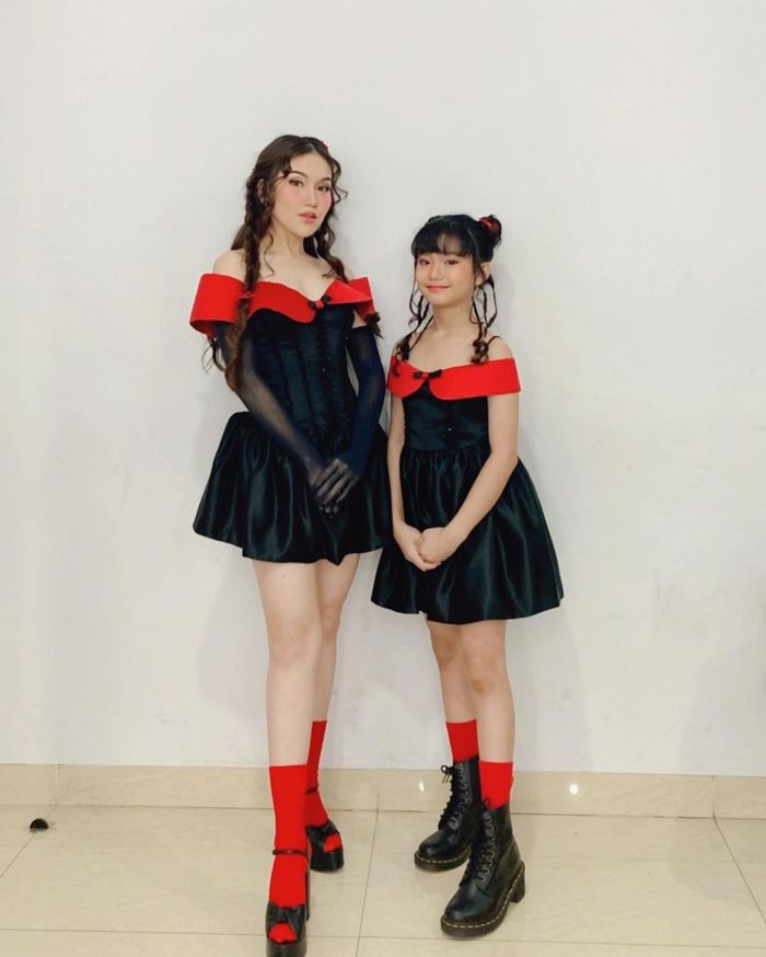 Potret kompak Ayu Ting Ting dan Bilqis di acara HUT MNC TV.