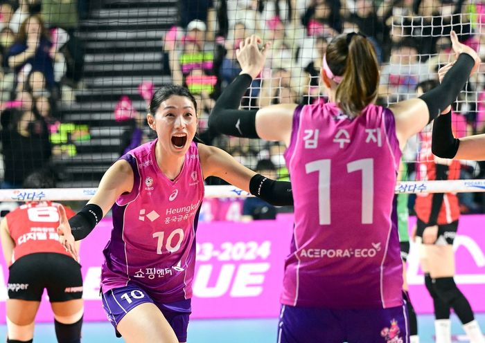 Outside hitter Incheon Heungkuk Life Pink Spiders,  Kim Yeon-koung (10) melakukan selebrasi dalam lanjutan liga voli Korea Selatan 2023-2024