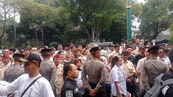 Menjelang kehadiran Prabowo Subianto dan Gibran Rakabuming Raka, suasana KPU terpantau diramaikan oleh para pendukung Bakal Capres dan Cawapres tersebut.