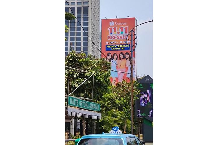 Iklan Shopee x JKT48 terpampang di billboard di sebuah jalan raya di Jakarta.