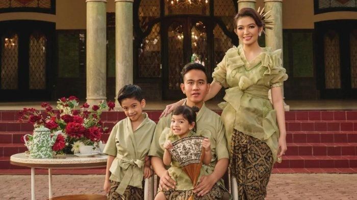 Selvi Ananda bersama suami dan anaknya. 