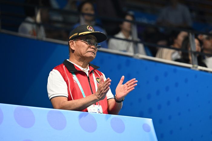 Menteri Koordinator Bidang Pembangunan Manusia dan Kebudayaan (Menko PMK) Muhadjir Effendy ikut menyaksikan pertandingan final tunggal putri SH6 Asian Para Games Hangzhou 2022 antara atlet Indonesia Rina Marlina melawan Li Fengmei asal China di Binjian Gymnasium, Hangzhou, China, Jumat (27/10/2023). Rina terpaksa harus mundur karena cidera di gim kedua, dan berhak atas medali perak. NPC INDONESIA/Agung Wahyudi