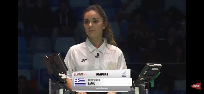 Umpire (wasit) asal Yunani, Chrysanthi Larou, yang memimpin laga perempat final French Open 2023 antara Fajar Alfian/Muhammad Rian Ardianto dengan Kim Astrup/Anders Skaarup Rasmussen (Denmark) di Glaz Arena, Rennes, Prancis, Jumat (27/10/2023)