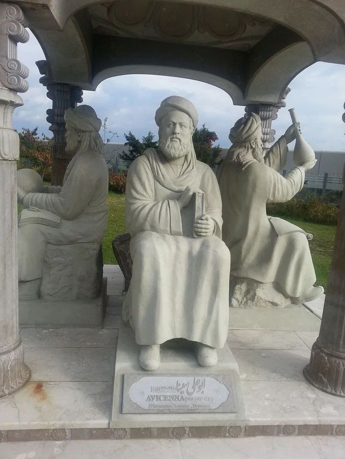 Paviliun Cendekiawan Persia, termasuk patung Ibnu Sina dan AlBiruni, di Vienna International Centre yang disumbangkan oleh Iran.