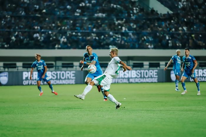 Suasana pertandingan Persib Bandung vs PSS Sleman pada pekan ke-17 Liga 1 2023/2024 di Stadion Gelora Bandung Lautan Api, Bandung, Sabtu (28/10/2023) malam WIB