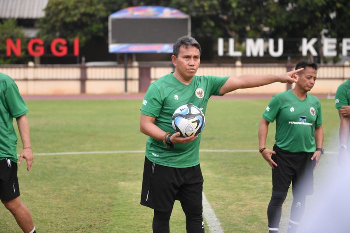 Pelatih timnas U-17 Indonesia, Bima Sakti, saat memimpin latihan di Jakarta.
