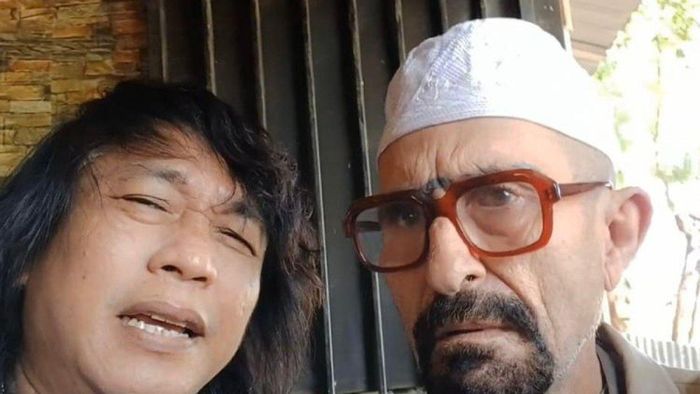 Pelawan Eko Londo (sebelah kanan menggunakan peci).  