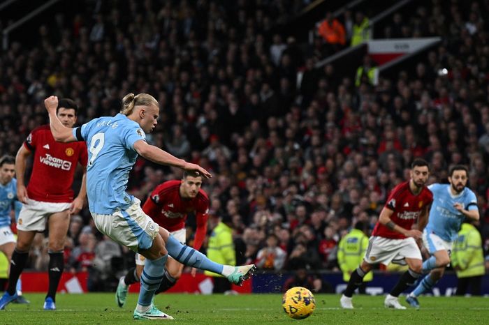 Penyerang Man City, Erling Haaland, membuka keunggulan timnya melalui eksekusi penalti saat melawan Man United di Old Trafford, Minggu (29/10/2023) malam WIB.