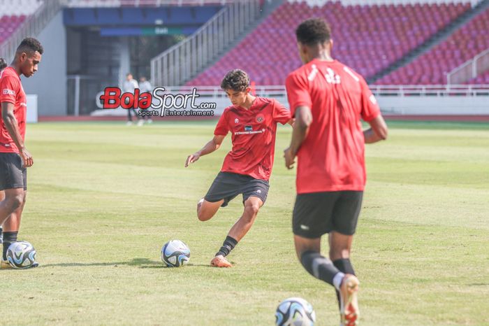 Welber Jardim (tengah) sedang menendang bola dalam sesi latihan timnas U-17 Indonesia di Stadion Utama Gelora Bung Karno, Senayan, Jakarta, Senin (30/10/2023).