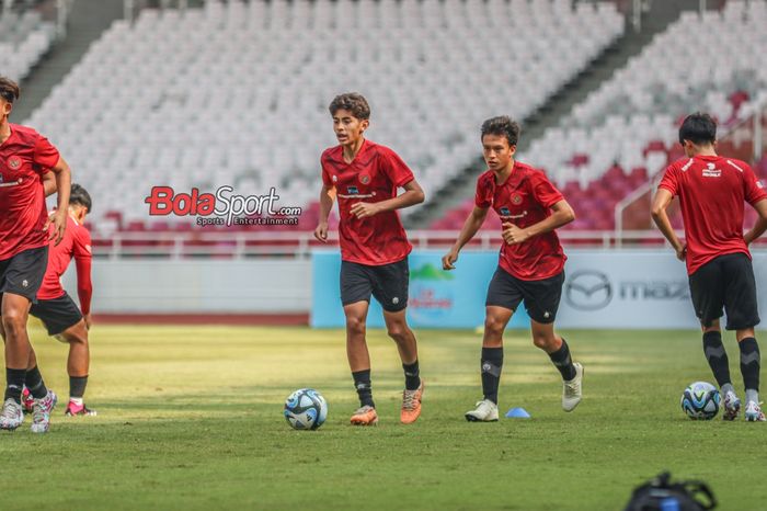 Welber Jardim (kiri) saat mengikuti sesi latihan timnas U-17 Indonesia di Stadion Utama Gelora Bung Karno, Senayan, Jakarta, Senin (30/10/2023).