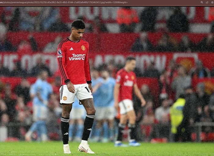 Ekspresi Marcus Rashford setelah Manchester United dikalahkan oleh Manchester City pada matchday 10 Liga Inggris 2023-2024 di Stadion Old Trafford, Minggu (29/10/2023).