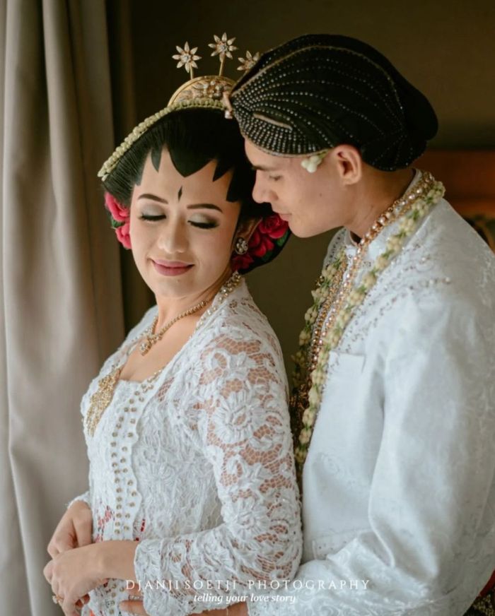 Penampilan Amanda Gonzalez dengan riasan pengantin Jawa di hari pernikahan.