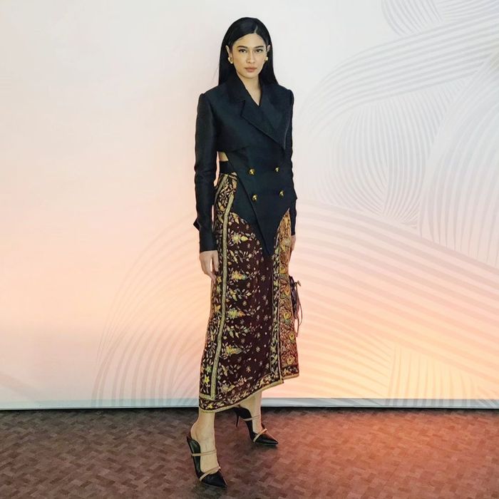 Penampilan Dian Sastro di Jakarta Fashion Week 2024.