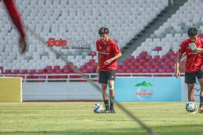 Pemain timnas U-17 Indonesia, Reno Salampessy, saat berlatih di Stadion Utama Gelora Bung Karno, Senayan, Jakarta, Senin (30/10/2023).