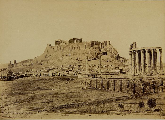 Kuil Zeus Olympia seperti yang difoto pada tahun 1861 oleh Dimitrios Constantinou, dengan Acropolis sebagai latar belakang. Seorang Stylite tinggal di bangunan kecil di atas Kuil pada saat foto itu diambil.