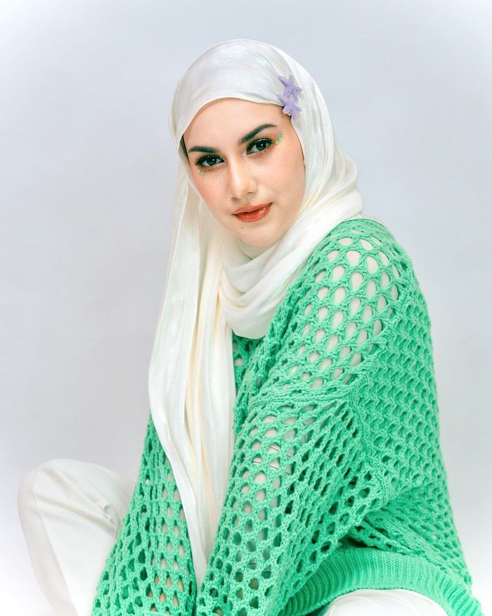 Penampilan Irish Bella kenakan baju jaring-jaring berwarna hijau.
