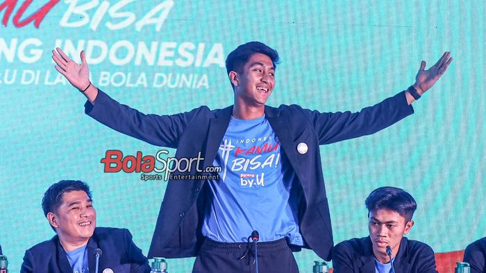 Pemain timnas U-17 Indonesia, Sulthan Zaky, sedang memperagakan selebrasi ketika berhasil mencetam gol pada Piala Dunia U-17 2023 dalam sesi jumpa pers di Hotel Le Meridien, Tanah Abang, Rabu (1/11/2023).