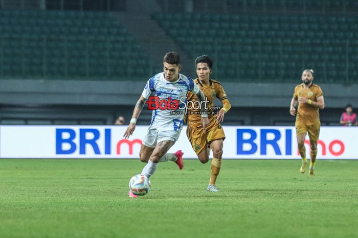 Paulo Domingos Gali Da Costa Freitas alias Gali Freitas (kiri) sedang menguasai bola dan dibayangi David Maulana (kanan) dalam laga pekan ke-18 Liga 1 2023 antara Bhayangkara FC versus PSIS Semarang di Stadion Patriot Candrabhaga, Bekasi, Jawa Barat, Kamis (2/11/2023).