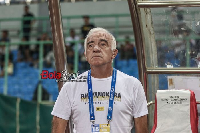 Pelatih baru Bhayangkara FC, Mario Gomez, sedang memantau timnya bertanding di Stadion Patriot Candrabhaga, Bekasi, Jawa Barat, Kamis (2/11/2023).