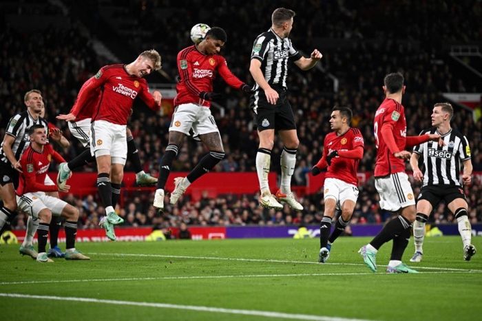 Manchester United dibantai 0-3 oleh Newcastle dalam babak 16 besar Piala Liga Inggris 2023-2024.