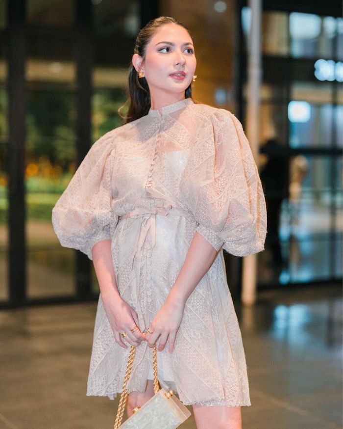 Jessica Mila kenakan dress mini rancangan Sapto Djojokartiko.