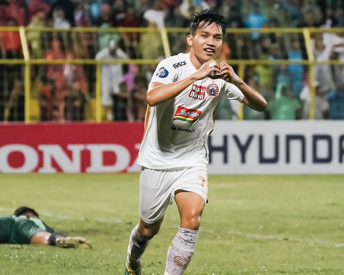 Pemain Persija, Witan Sulaeman menceak gol ke gawang PSM Makassar pada laga pekan ke-18 Liga 1 2023/2024 di Stadion B. J. Habibie, Pare-pare, Jumat (3/11/2023).